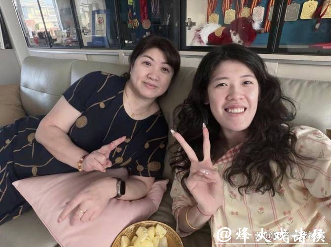李盈莹返回天津!妈妈陪伴康复,戴眼镜显呆萌,追剧享受美食 李盈莹返回天津!妈妈陪伴康复,戴眼镜显呆萌,追剧享受美食