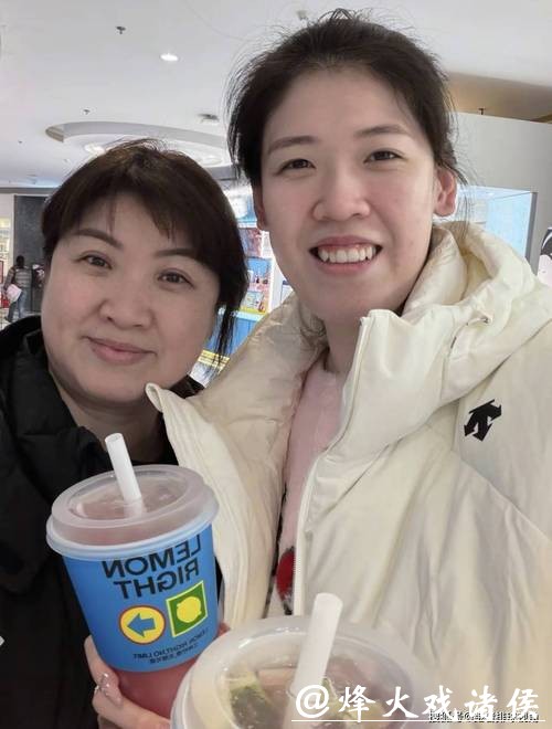 李盈莹返回天津!妈妈陪伴康复,戴眼镜显呆萌,追剧享受美食 李盈莹返回天津!妈妈陪伴康复,戴眼镜显呆萌,追剧享受美食